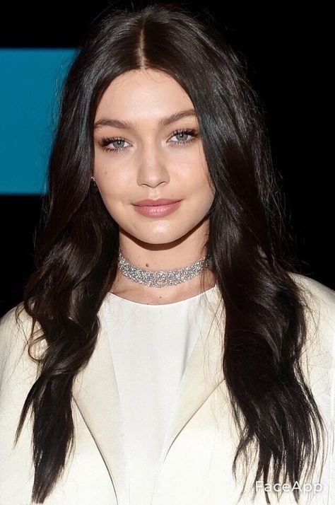 Gigi Hadid Dark Hair, Gigi Hadid Brunette, Gigi Hadid Brunette Hair, Jelena Hadid, Gigi Hadid Hair, Gigi Hadid Beauty, Gigi Hadid And Zayn, Bella Gigi Hadid, Gigi Hadid Style