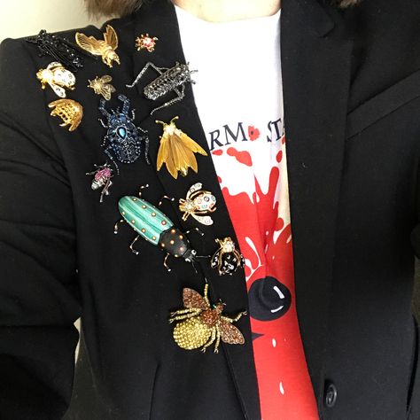 Broach On Blazer, Brooch On Sweater, Brooch On Hat, Outfits With Brooches, Brooch Styling, Brooch Ideas, Wear Red Lipstick, Black Suit Wedding, Upcycle Clothes Diy