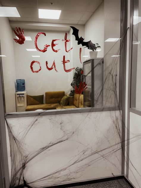 Halloween decor, mirror, Halloween Halloween Decor Office, Halloween Interior Decor, Horror Killers, Halloween Ideias, Soirée Halloween, Casa Halloween, Party 2023, Spooky Party, Fantasias Halloween