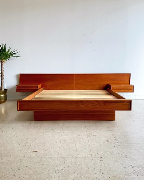 Modern Bed Vintage Nightstand, Midcentury Platform Bed, 70s Style Bed Frame, Minimal Mid Century Modern Bedroom, Teak Bed Frame, Bed Frame Small Bedroom, Danish Modern Bedroom, 70s Bed Frame, Platform Bed Floating