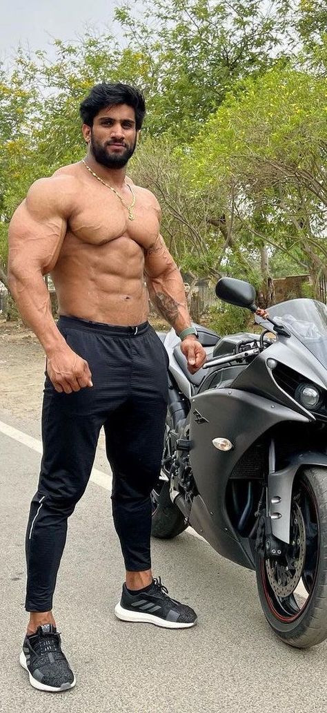 Indian Bodybuilders Men, Indian Bodybuilder, Middle Eastern Men, Best Gym Workout, Bodybuilders Men, Insta Profile, Indian Man, Insta Profile Pic, Men's Muscle