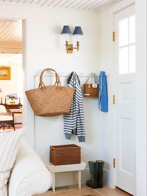 Use hooks and a clutter-gathering basket behind the front door to create an entryway in a small space. Corner Bench With Storage, Nantucket Style, Mudroom Decor, Corner Storage, Home Fix, Small Entryway, Small Space Living, Small Living, Decoration Design