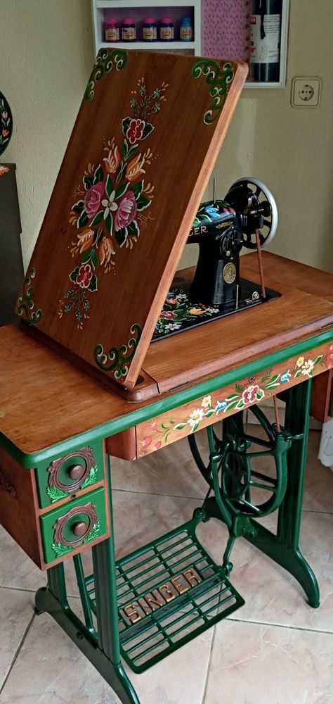 Antique Sewing Machine Table, Singer Sewing Machine Table, Sewing Machine Drawers, Old Sewing Machine, Sewing Machine Tables, Sewing Machine Cabinet, Sewing Machine Table, Treadle Sewing Machines, Sewing Furniture