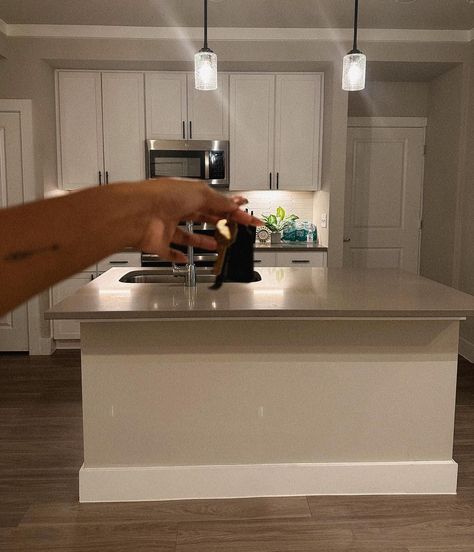 Holding House Keys Aesthetic, New Home Aesthetic Keys, New Apartment Aesthetic Keys, New House Keys Aesthetic, 2024 Aspirations, Pretty Bed, Mind Movie, Yoga Morning, Apartment Entrance