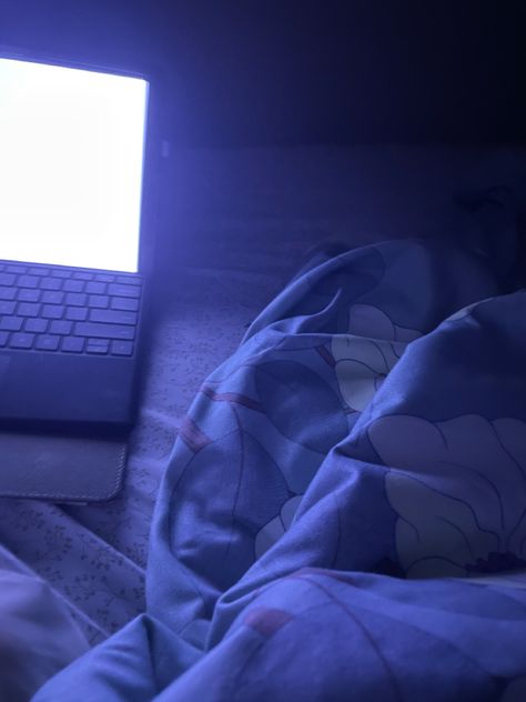 Laptop At Night Aesthetic, Late Night Laptop Aesthetic, Laptop Night Aesthetic, Reading Fanfiction Aesthetic, Aesthetics Tumblr, Latest Laptop, Snapchat Picture, Staying Up Late, Reading In Bed