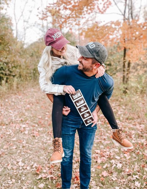 Mom Dad Hats Pregnancy Announcement, Baby Anouncment Ideas Photoshoot, Mom And Dad Hats Announcement, Mom And Dad Announcement, Hiking Pregnancy Announcement, Pregnancy Announcement Photoshoot Family, Pregnancy Announcement Couple Photos, Fall Baby Announcement Photoshoot, Mom And Dad Photoshoot