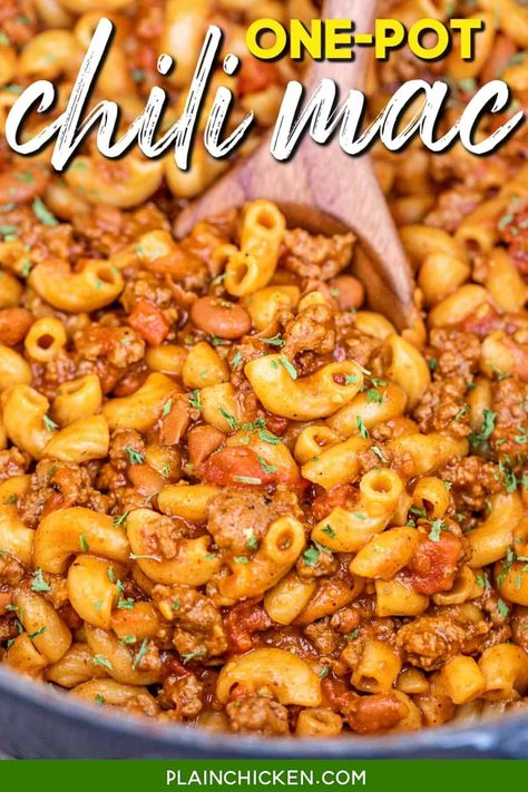 One Pot Chili Mac Recipe – chili and pasta simmered in the same pot! No need to precook the pasta! Ground beef, garlic, onion, tomato sauce, diced tomatoes, beef broth, macaroni, chili seasoning, chili powder, and chili beans. A quick and easy weeknight meal that is ready to eat in under 30 minutes! Serve with a salad and cornbread. Comfort food at its best! Macaroni Chili, Casserole Sides, Chili Recipies, Burger Meals, Ww Pasta, One Pot Chili Mac, Plain Chicken Recipe, One Pot Chili, Stovetop Chili