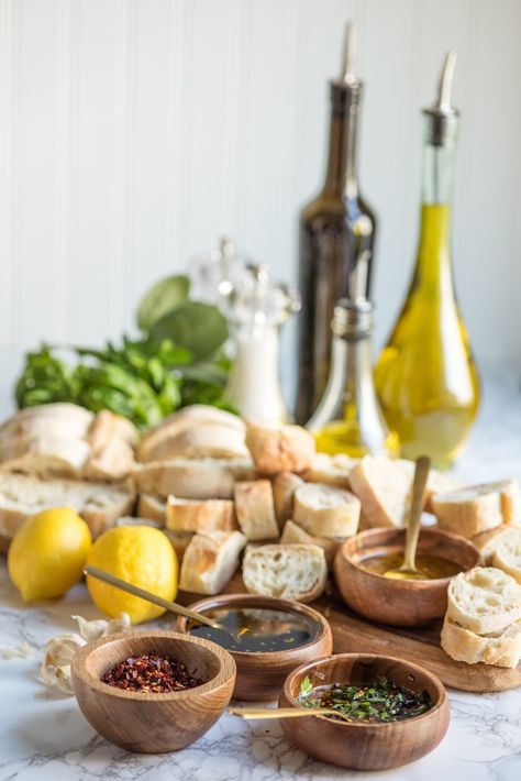 Bread and Olive Oil Appetizer Dipping Station | Party appetizers, entertaining tips, party ideas, holiday entertaining tips and more from @cydconverse Bread And Oil, Party Appetizer Recipes, Yummy Appetizers Parties, Butter Recipes Homemade, Olive Oil Dip, Bread Oil, Bread Bar, Entertaining Tips, Italian Party