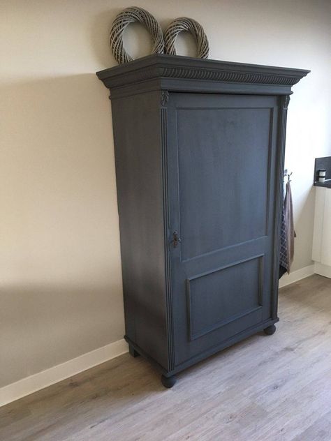 Deze kast is door Karine geschilderd met Annie Sloan Chalk Paint Graphite. De verf dekt goed, hierdoor zie je niet meer dat er twee verschillende houtsoorten zijn gebruikt bij de kast. Furniture Restauration, Annie Sloan Chalk Paint Graphite, Annie Sloan Satin Paint, Retro Kids Room, Diy Drawings, Graphite Chalk Paint, Annie Sloan Graphite, Annie Sloan Chalk Paint, Annie Sloan