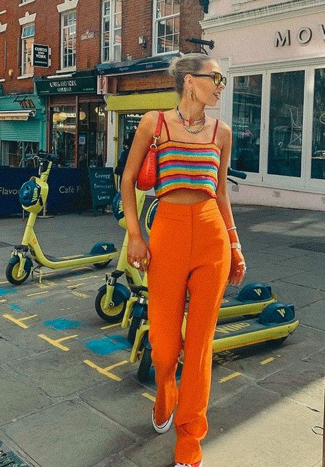 Orange Pants Outfit, Colorful Summer Outfits, Bright Outfit, Bright Colored Outfits, Outfits Colorful, Bold Outfits, Color Outfits, Bright Outfits, Orange Pants