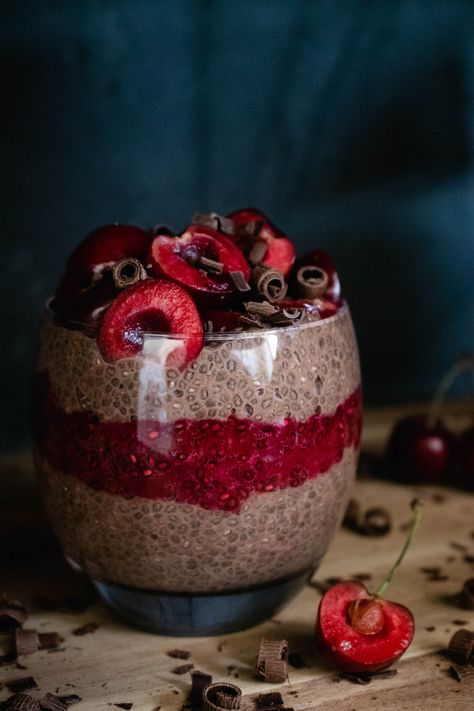 Chocolate Chia Pudding - The Delicious plate Cherry Chia Jam, Chia Pudding Recipes Healthy, Overnight Chia, Keto Chia Pudding, Chocolate Chia Seed Pudding, Chia Recipe, Banana Nice Cream, Chocolate Chia Pudding, Chia Jam