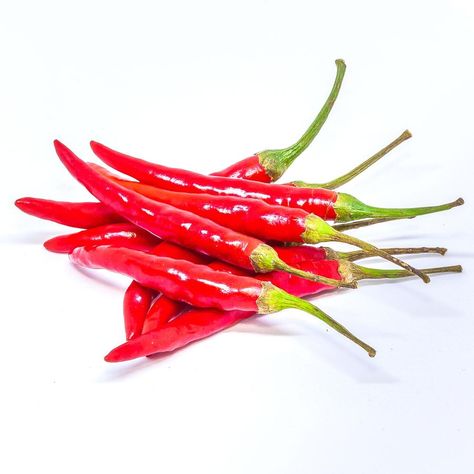 Fresh small Thai red chillies (peppers) imported weekly from Thailand – Thai Food Online (authentic Thai supermarket) Thai Beef Salad Recipe, Thai Fried Rice, Thai Chili Pepper, Thai Beef Salad, Thai Beef, Tasty Thai, Beef Salad, Chilli Paste, Kaffir Lime