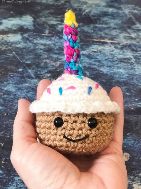 Crochet cupcake in palm of hand with white frosting and pink and blue candle. Things To Make For Him, Crochet Cupcake Pattern, Crochet Birthday, Cupcake Pattern, Crochet Cupcake, Happy Birthday Cupcakes, Cute Cupcake, All Free Crochet, Birthday Cupcake