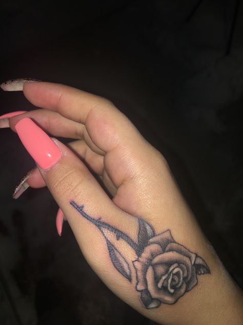 Feather On Hand Tattoo, On Hand Tattoo, Rose Hand Tattoo, Pretty Hand Tattoos, Rose Mehndi Designs, Estilo Swag, Tattoos For Black Skin, Short Acrylic Nails Designs, Hand Tattoo