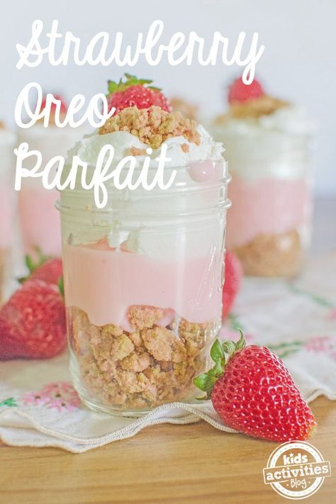 Strawberry Oreo Parfait Oreo Parfait, Pink Snacks, Strawberry Pudding, Strawberry Parfait, Parfait Recipes, Oreo Recipes, Oreo Dessert, Pink Foods, Strawberry Desserts