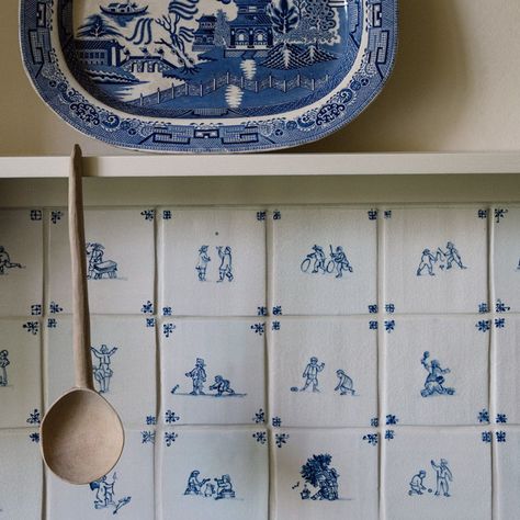 A new wave of creatives and modern designers have fallen back in love with Delft tiles, largely because many of them have found new ways to work with this classic detail. Plain English Design, Cottage Kitchen Tiles, White Tile Backsplash, Bespoke Kitchen Design, Plain English, Country House Interior, Delft Tiles, English Design, Hand Painted Tiles