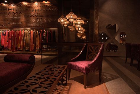 Tashya, a bridal boutique in Chandigarh by design firm Charged Voids, headed by Ar. Aman Aggarwal Cloth Showroom, Clothing Boutique Interior Design, Clothing Boutique Interior, Bridal Boutique Interior, Interior Design Indian, Clothing Rack Bedroom, Store Design Boutique, Bridal Store, Interior Vintage