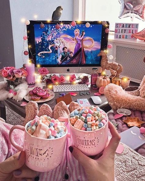 Movie Night Snacks, Girl Sleepover, Sleepover Food, Fun Sleepover Ideas, Modern Christmas Decor, Night Snacks, Foto Tips, Sleepover Party, Pajama Party