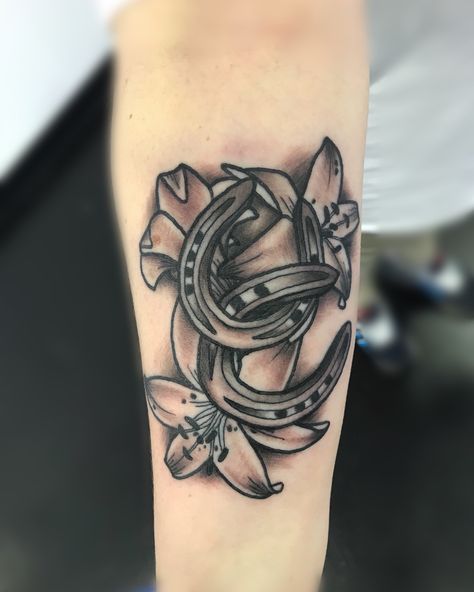 Horse Shoe And Flower Tattoo, Horse Shoe Tattoo With Flower, Horse Shoe Tattoos, Horse Memorial Tattoo, Horse Tattoo Ideas For Women, Lucky Horseshoe Tattoo, Western Tats, Small Horse Tattoo, Shoe Tattoo