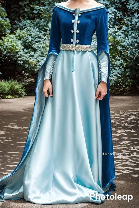 Gaun Abad Pertengahan, Medieval Clothes, Old Fashion Dresses, Fantasy Dresses, Royal Dresses, Fantasy Gowns, Medieval Dress, Medieval Fashion, Fantasy Dress