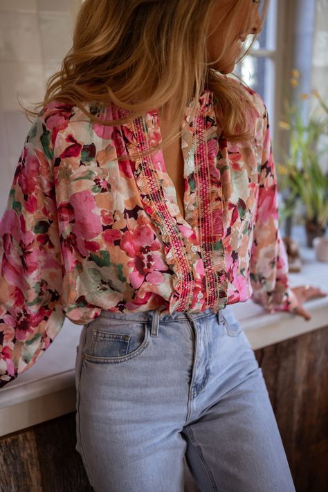 Beautiful and colorful floral patterned blouse that features a crewneck with ruffle detailing, ruffle trim with embroidery down the front and does not offer lining. The perfect blouse to style up or down all year round. Trendy French/Parisian women's spring-summer fashion - Designed in France Colorful Blouses For Women, Floral Blouse Outfit, Blouse Outfit Casual, Parisian Women, Patterned Blouse, Perfect Blouse, Estilo Hippie, Floral Outfit, Blouse Outfit