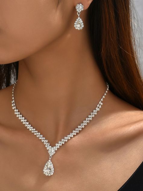 Bride Accesories Jewelry, Necklace For Prom Dress, Wedding Outfit Accessories, Expensive Silver Necklace, Silver Rhinestone Jewelry, Silver Jewelry For Wedding, Silver Wedding Accessories, Pretty Necklaces Silver, Wedding Jewelry Aesthetic