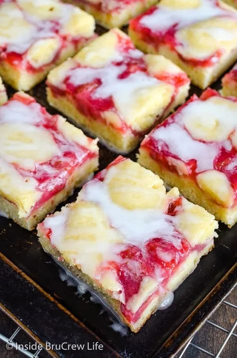 Strawberry Lemon Snack Cake - pockets of homemade strawberry pie filling and a lemon glaze makes this cake amazing! Make this easy recipe for breakfast or dessert! Homemade Strawberry Pie Filling, Homemade Strawberry Pie, Pie Filling Desserts, Lemon Snack, Recipe Using Lemons, Strawberry Lemon Cake, Dessert Strawberry, Lemon Pie Filling, Strawberry Pie Filling