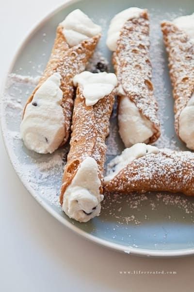 What is it? Fried dough shaped into a tube and traditionally filled with a ricotta-based cream.Probably the most popular Italian dessert in the States, this smooth, creamy, and crunchy pastry hails from Sicily. Some bakers make them using pizzelle for the shell. Recipe for the cannoli shells here, and for the filling here. Cannoli Filling, Cannoli Recipe, Torte Cupcake, Think Food, Italian Desserts, Cannoli, Yummy Sweets, Filling Recipes, Eat Dessert