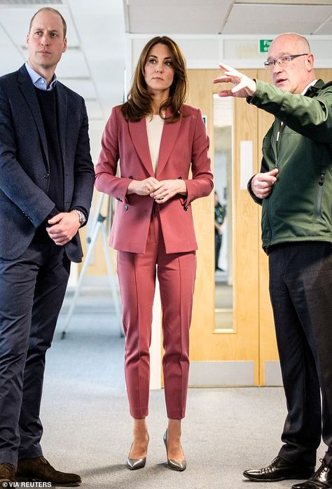 Kate Middleton Suit, Trouser Pants Outfits, Pink Suits Women, Kate Middleton Style Outfits, Looks Kate Middleton, Look Rose, Middleton Style, Jacket Suit, Silk Chiffon Dress