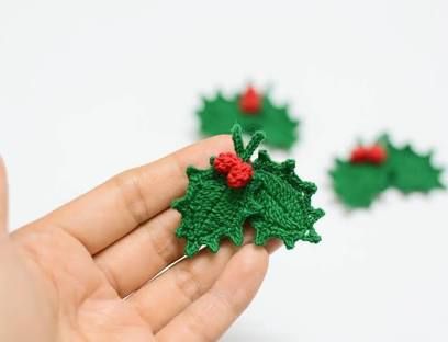 Whitechristmas Tree, Crochet Holly, Crochet Christmas Ornaments Free, Crochet Ornament Patterns, Crochet Coasters Free Pattern, Crochet Angel, Handmade Soft Toys, Crochet Xmas, Crochet Christmas Decorations