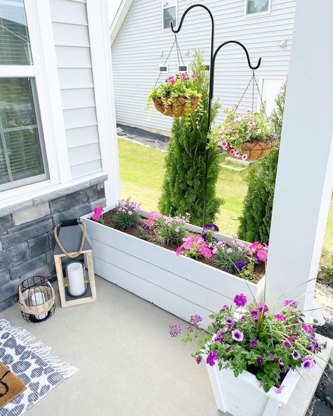 I love these flowers on my front porch so much! 💐 I can’t wait to make a decision on our back patio, so we can enjoy some back there too. 🥰 Small Front Porch Flowers, Simple Small Front Porch Ideas, Easy Front Porch Plants, Simple Spring Porch Decor, Small Front Porch Flower Pot Ideas, Front Porch With Bench Ideas, Small Front Porch Planter Ideas, Small Front Stoop Decorating Ideas, Spring Planter Ideas For Front Porch