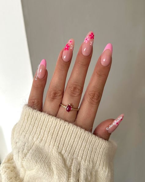 🌸 pink for spring ring from @lephoriajewellery ✨ Vacation Acrylics, Pink Floral Nail Designs, Ibiza Nails, Summer Pink Nails, Vacation Lookbook, Pink Blue Nails, Summer French Nails, Cannes 2024, Pink Flower Nails