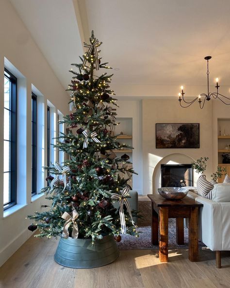 Christmas Tree Placement, Bare Christmas Tree, Modern Farmhouse Christmas Tree, Minimalistic Christmas Tree, Minimal Christmas Tree, Noble Fir Christmas Tree, Noble Fir Tree, Fake Christmas Trees, Fir Christmas Tree