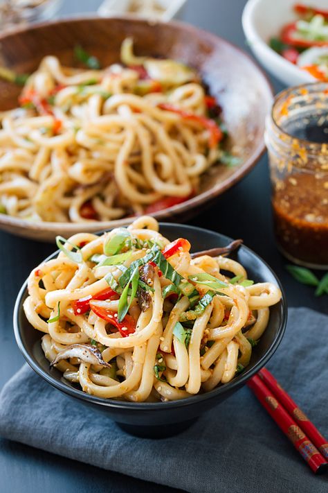 Chilled Garlic Sesame Udon Noodles with Vegetables - The Cozy Apron Noodles With Vegetables, Udon Recipe, Sesame Sauce, Udon Noodles, Noodle Dishes, Noodle Recipes, Asian Dishes, Light Recipes, Asian Food