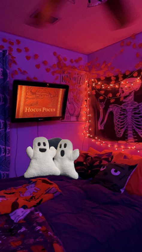 #fall#halloween room#spooky#cozy Halloween Lounge Decoration, Purple Halloween Bedroom, Halloween Apartment Aesthetic, Halloween Decorated Room, Fall Bedroom Inspiration, Aesthetic Halloween Room, Halloween Room Ideas Bedrooms, Halloween Room Aesthetic, Halloween Room Ideas