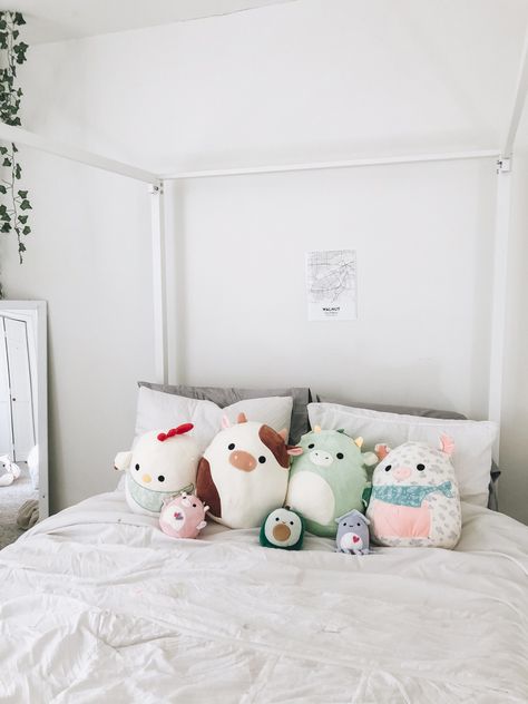 Squishmallow On Bed, Squishmallows On Bed, Squishmallow Collection, Baby Pink Wallpaper Iphone, Squish Mallow, Squish Mallows, Squish Mellow, Bridal Makeup Tutorial, Rainbow Unicorn Birthday