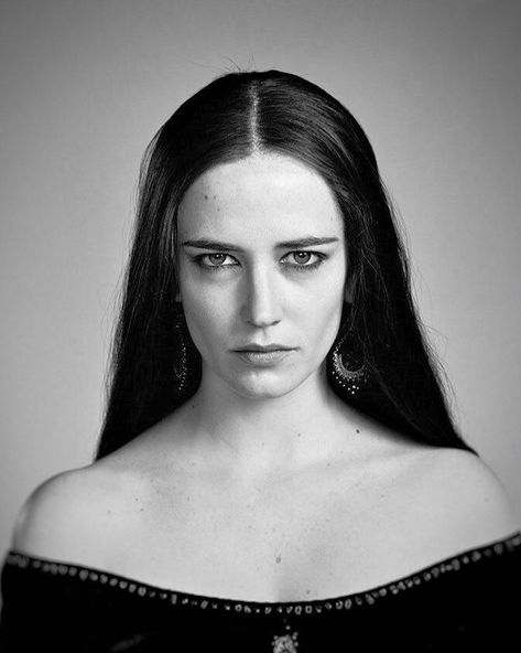 Eva Green Casino Royale, Penny Dreadful, 인물 드로잉, Eva Green, French Actress, Poses References, Monica Bellucci, Black And White Portraits, Cebu