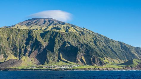 Tristan da Cunha, a part of the British overseas territory Saint Helena and a true sub-tropical heaven. The island sits in between South Africa and South America, 1,491 miles (2,400 kilometres) from the former and 2,088 miles (3,360 km) from the latter. It’s closest neighbour with actual residents is Saint Helena, which is located a whole 1,243 miles away. Saint Helena Island, Baffin Island, Remote Places, Northern Canada, Santa Helena, British Overseas Territories, Island Destinations, Vacation Days, Remote Island