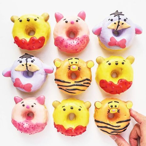 Oh my goodness! These are soooooooo cute that Pooh Bear would agree with me! Donat Tower, Decor Cookies, Donut Decorating Ideas, Fancy Donuts, Kue Macaroon, Donuts Donuts, Donut Decorations, Baking Goods, Cute Donuts