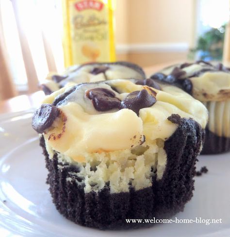 Welcome Home Blog: Black Bottom Cupcakes Black Bottom Cupcakes, Miniature Cupcakes, Chocolate Chip Cupcakes, Fancy Cupcakes, Yummy Deserts, Recipes Thanksgiving, Fun Cakes, Cheesecake Cupcakes, Baked Goodies