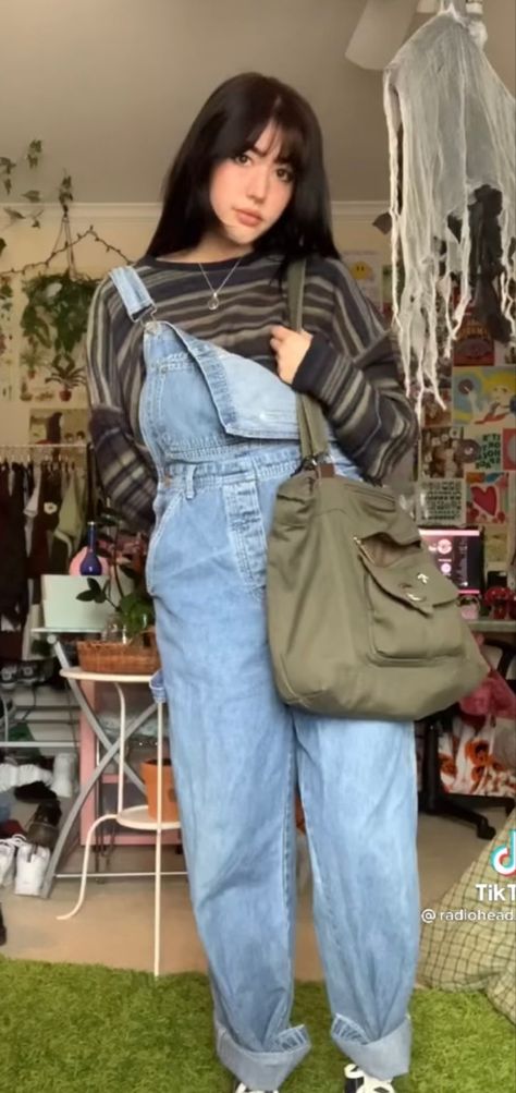 Artsy Comfy Outfits, Artistic Clothes Aesthetic, Cuffed Overalls Outfit, Comfy Artist Outfit, Overalls Outfit Artsy, Overall Outfit Inspiration, Artsy Earthy Outfit, Artsy Astethic Outfits, Styling Oversized Overalls