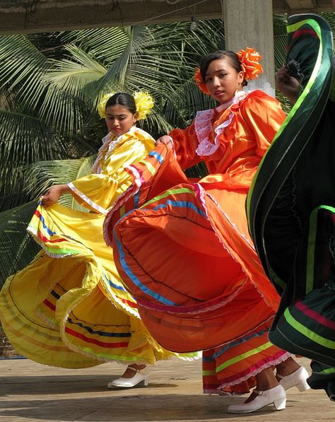 Body Expressions, Folklorico Dresses, Mexican Decorations, Carnival Dancers, Dancing People, Traditional Mexican Dress, Ballet Folklorico, Mexican Heritage, Mexico Culture