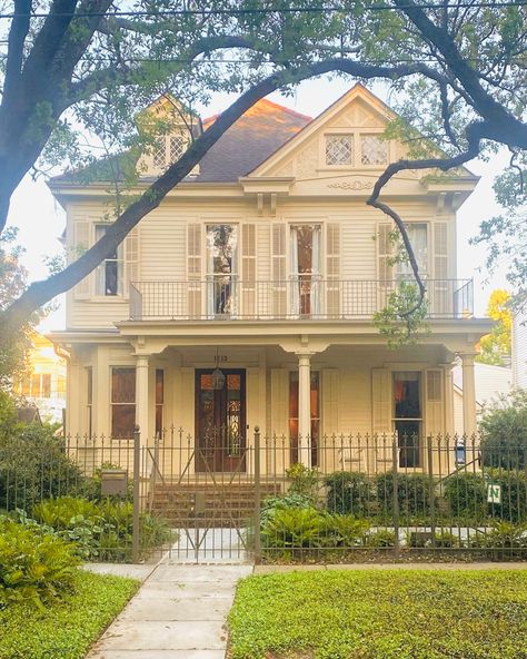 Vintage House Exterior Victorian, Vintage Suburban House, Vintage Apartment Exterior, Victorian House Aesthetic, Vintage House Exterior, 80s House, Dream House Aesthetic, Build Inspiration, House Layout