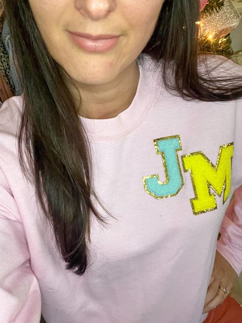 Iron On Letter Sweatshirt Ideas, Varsity Letter Ideas Shirts, Diy Stony Clover, Chenille Letters Diy, Chenille Patch Sweatshirt Diy, Iron On Tshirt Ideas, Diy Crewneck Sweatshirt Ideas Iron On, Iron On Letters Shirt Diy Ideas, Stoney Clover Diy