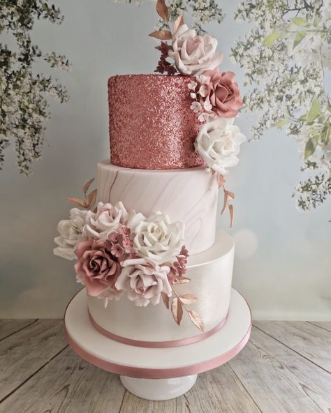 Wedding Cake Designs Elegant Rose Gold, Pink Gold Wedding Cake, Gold Glitter Wedding Cake, Glitter Wedding Cake, Red Birthday Cakes, Rose Gold Wedding Cakes, Rose Gold Cake, Wedding Cake Roses, Pink And Gold Wedding