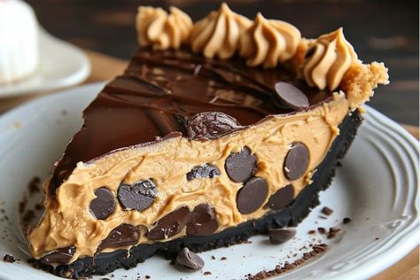 Cinnamon Roll Cheesecake, Chocolate Peanut Butter Pie, Dessert Bar Recipe, Frozen Chocolate, Peanut Butter Filling, Peanut Butter Pie, Butter Pie, Melting Chocolate Chips, Dessert Options