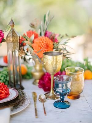 Moroccan Backyard, Moroccan Table Setting, Moroccan Wedding Theme, Dinner Party Table Settings, Moroccan Party, Moroccan Theme, Moroccan Table, Indian Theme, Dinner Party Themes