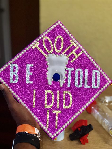 Graduation Cap Designs Medicine, Dental Assistant Picture Ideas, Dental Assistant Photoshoot, Rda Graduation Pictures, Dental Assistant Graduation Cap Ideas, Tooth Graduation Cap, Rda Graduation Cap, Dentistry Graduation Cap, Dental Hygiene School Graduation Pictures