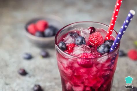 20 Bebidas con ginebra - ¡Recetas de cócteles y tragos fáciles! Gin Tonic Recetas, Blackberry Jelly Recipe, Gender Reveal Drinks, Blue Lemonade, Ginger Fizz, Berry Drink, How To Brew Kombucha, Kombucha Recipe, Berry Tea