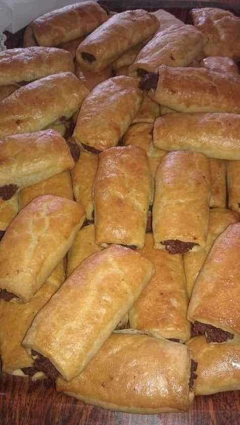 Ontbyt Idees, South African Dishes, Fish Cakes Recipe, Cucumber Diet, African Cooking, Meat Pies, South African Recipes, Meat Pie, Sausage Rolls